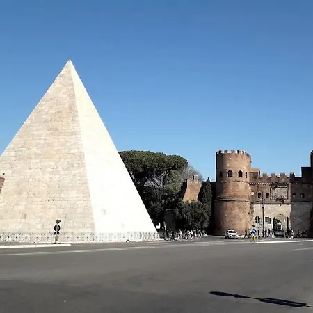 Artist In Pyramid * Rom
